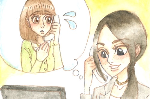 机を掃除する女性